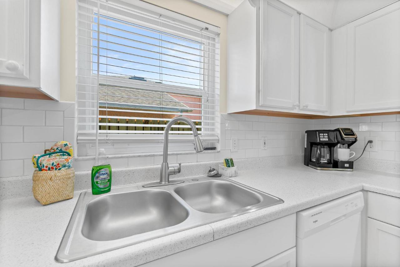 Oceanview Haven - 2Br Beach Townhome With Patio, Shared Heated Pool Steps From Paradise Beach Park! Melbourne Eksteriør bilde